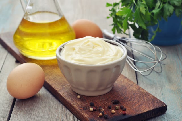 La mayonnaise maison ne se conserve pas dans la porte. Adobestock