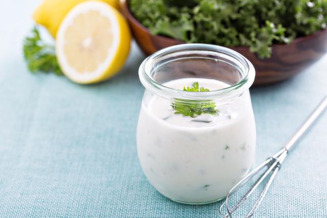 4 alternatives gourmandes à la vinaigrette pour sublimer vos salades et crudités