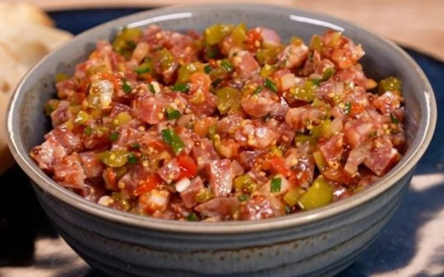 Tartare de saucisson : on a testé cette recette d’apéro qui affole internet