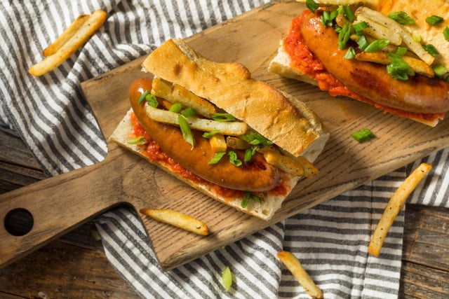 “Le vrai sandwich des anciens” : voici la recette du sandwich frites-merguez fait maison parfait pour un pique-nique