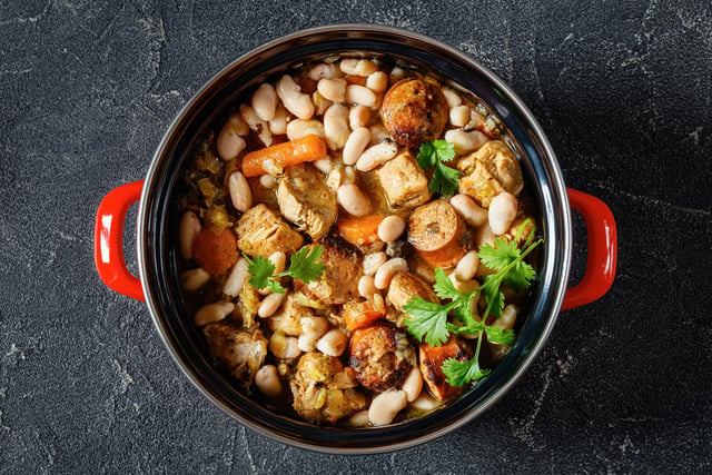 “Je le sais cette version n’est pas officielle” : Laurent Mariotte dévoile son cassoulet express à la saucisse de Morteau