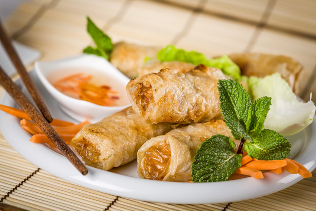 L’astuce infaillible pour des nems ultra-croustillants sans une goutte d’huile (ou presque)