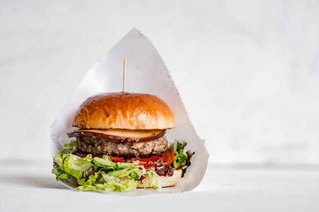 Burger au lard et oignons rouges Adobe Stock
 