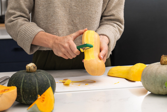 Vous galérez à éplucher la butternut ? Les chefs, eux, font juste ce geste-là