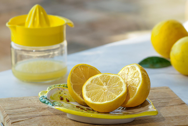 Vous ne savez pas quoi faire d’un citron entamé ? Voici l’idée toute bête pour le sauver