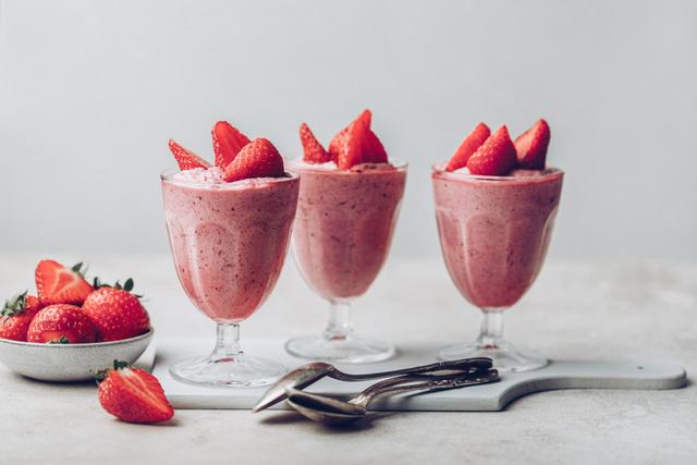 “Regardez-moi cette texture ! ” : Laurent Mariotte vous partage son dessert idéal avec les fraises de saison