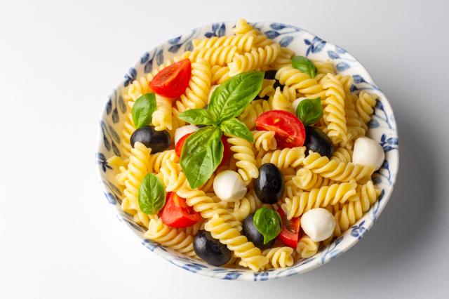 Cette recette de salade de pâtes épicées sera parfaite pour vos pique-niques et vos barbecues cet été !