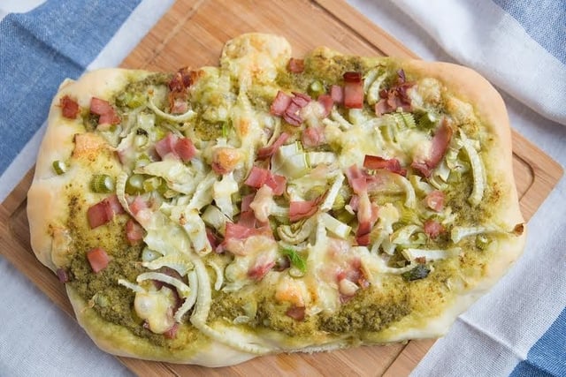Pizza pesto-jambon : la recette maison qui change de la pizza classique