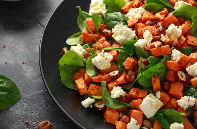 Salade de patates douces rôties, féta, épinards, noisettes. Adobestock