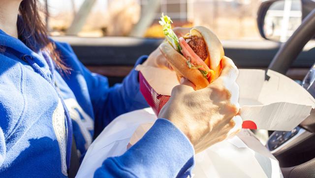Elle trouve une souris écrasée à la place de son steak dans son burger Quick !