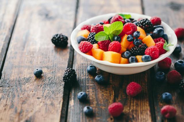 Salade de melon aux fruits rouges. Adobestock