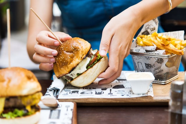 Manger 1 burger équivaut-il vraiment à prendre 25 douches ?
