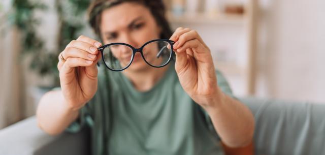 Ni savon, ni liquide vaisselle : comment nettoyer vos verres de vos lunettes efficacement avec seulement 2 ingrédients de cuisine ?