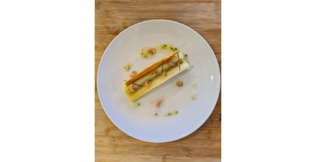 Poireau et crevettes, tuile de maroilles et vinaigrette à la moutarde anglaise par Chef Christophe