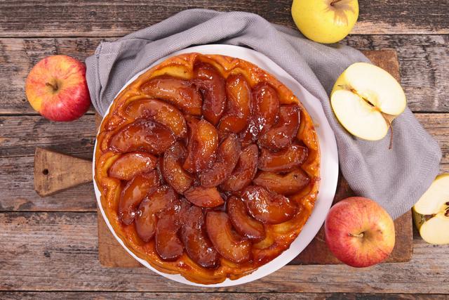 "Voici la tarte Tatin des 15 ans de Petits Plats en équilibre !" Laurent Mariotte marque le coup avec une recette qu’on adore tous !