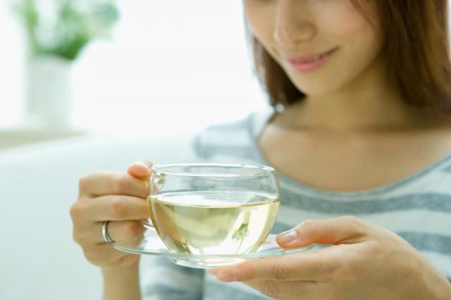 Cette tisane contre les infections urinaires fait le buzz, mais est-elle efficace ? Des experts répondent