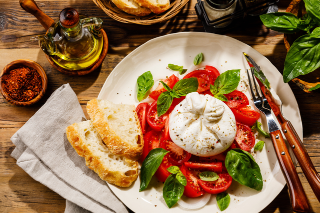 Miel, citron vert, fruits rouges : Cyril Lignac réinvente totalement la burrata pour les beaux jours, vous allez adorer !