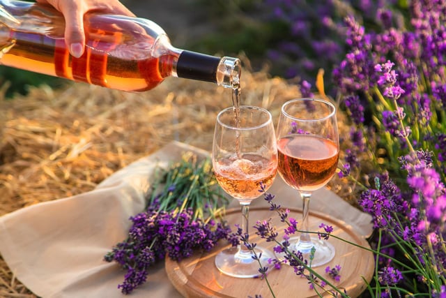 L’astuce magique avec un simple torchon pour refroidir une bouteille de rosé de dernière minute