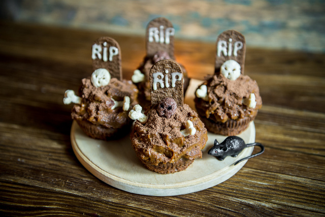 La recette des muffins façon pierres tombales qui va faire frissonner votre goûter d’Halloween