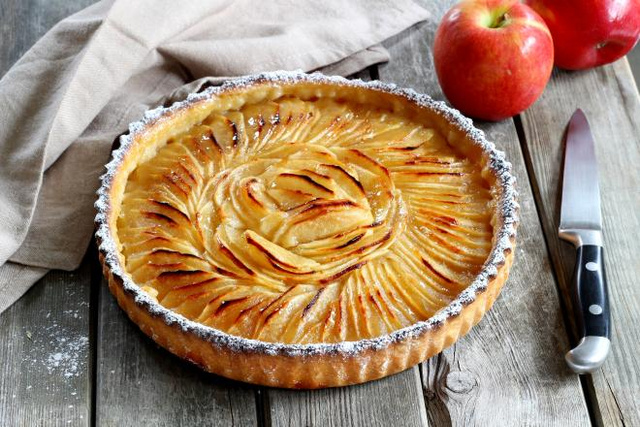 La tarte aux pommes est un classique de nos cuisines. Avec de la chantilly ou de la glace, c'est un petit plaisir parfait pour fêter un anniversaire en tout sobriété. Silvia Santucci