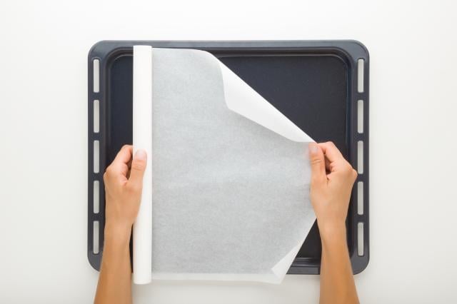 Papier cuisson : savez-vous que vous pouvez l’utiliser pour faire disparaître ces types de traces ?