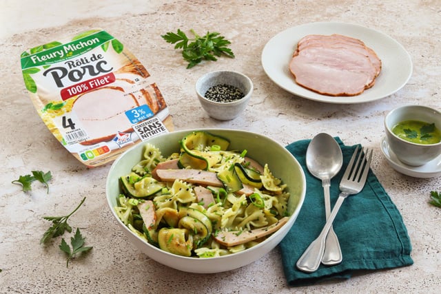 Envie d’un repas estival et gourmand ? Testez cette salade de pâtes aux courgettes et rôti de porc