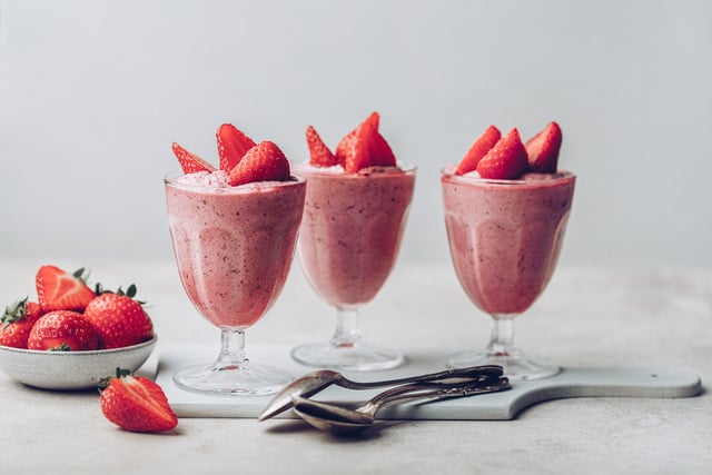 Profitez de la saison des fraises avec ce dessert nuageux et léger imaginé par Laurent Mariotte