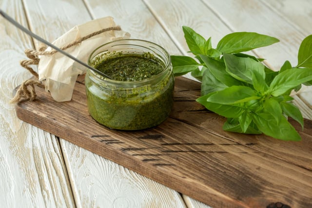 Fini la moisissure : l'astuce méconnue pour conserver un pot de pesto ouvert trois fois plus longtemps