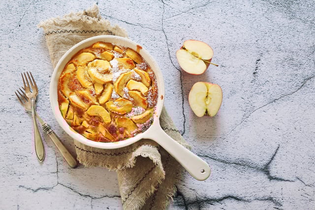 Envie d’un dessert léger ? Essayez ce clafoutis pommes-amandes ultra-moelleux