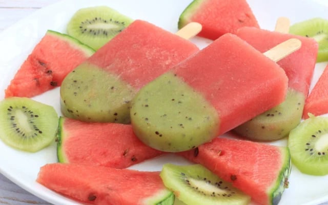 C’est ma glace préférée quand il fait chaud : cette recette d'esquimaux pastèque/kiwi est facile et ultra rafraîchissante !