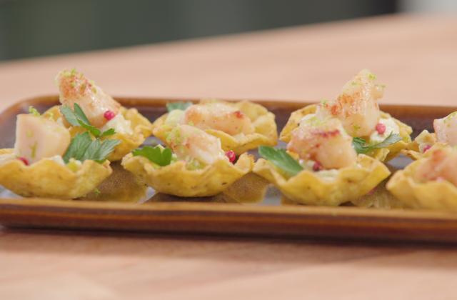 Tortilla bowls aux noix de Saint-Jacques, citron vert, baies roses et fondue de poireaux. Old El Paso