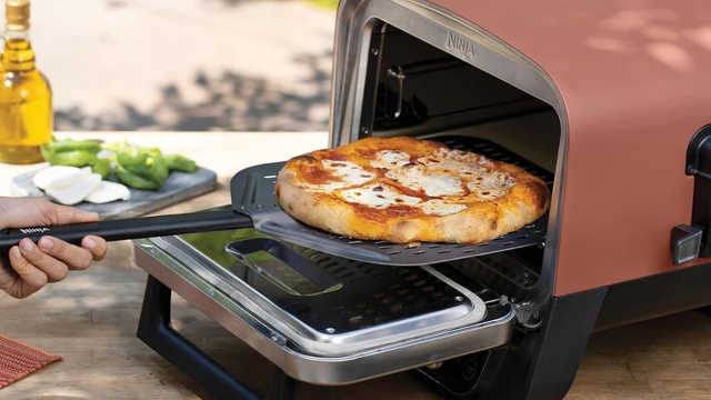Ninja Woodfire : ce four à pizza chute de 26% aujourd'hui et c'est rare !