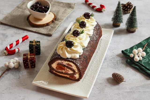 Pas envie d’une bûche compliquée ? Cette version roulée façon forêt noire fait un carton pour Noël 2025