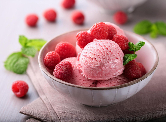 Une diététicienne partage sa recette de glace express à réaliser avec des framboises surgelées et son mixeur !