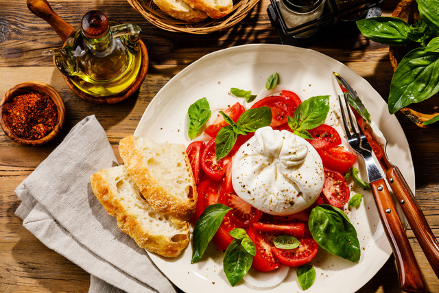 “Avec un seul produit, on peut faire beaucoup de choses” : la recette 3 étoiles de tomates burrata signée Philippe Etchebest
