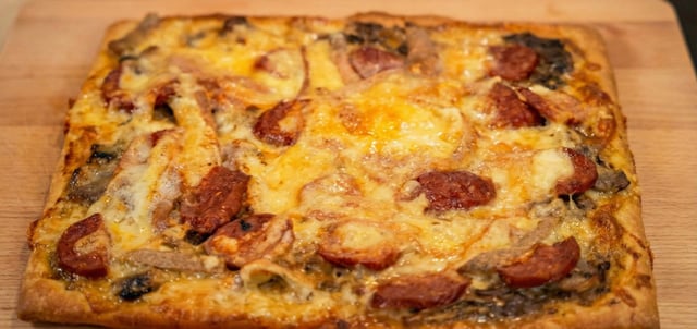 “Une petite dinguerie”: François-Régis Gaudry partage sa tarte raclette-saucisse-champignons idéale pour l’hiver