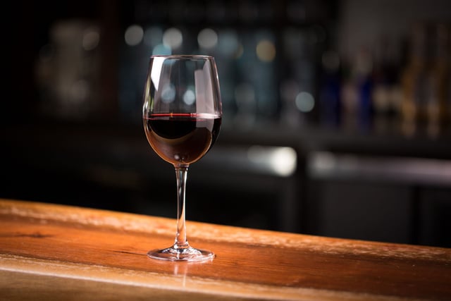 Un fond de vin rouge qui traîne ? Voici pourquoi il sera très utile pour vos plantes