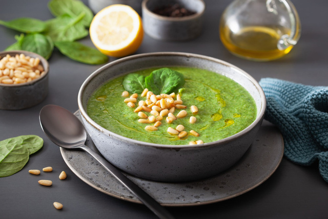 Soupe d'épinards. Adobestock