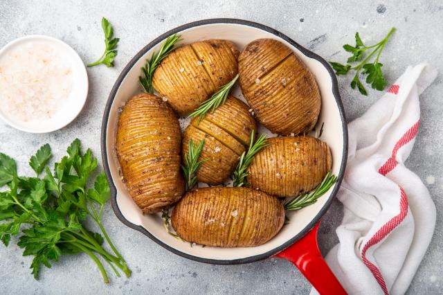 De délicieuses pommes de terre Hasselback si faciles à préparer que tout le monde peut le faire !