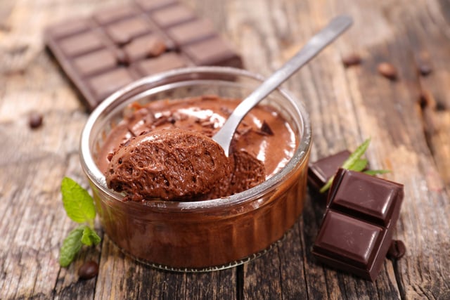 « La meilleure que j’ai faite » : la recette de mousse au chocolat sans beurre et sans sucre qui séduit tout le monde
