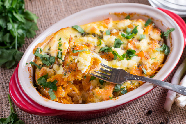 Gratin butternut, patate douce et noisettes. Adobestock