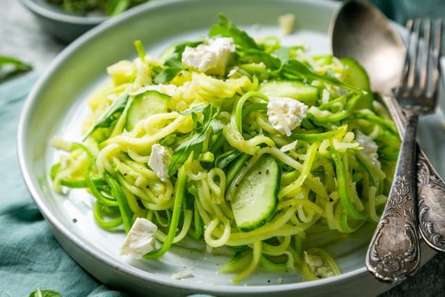 Spaghetti de courgette, concombre, feta et roquette : le plat ultra-frais et 100 % sans cuisson !