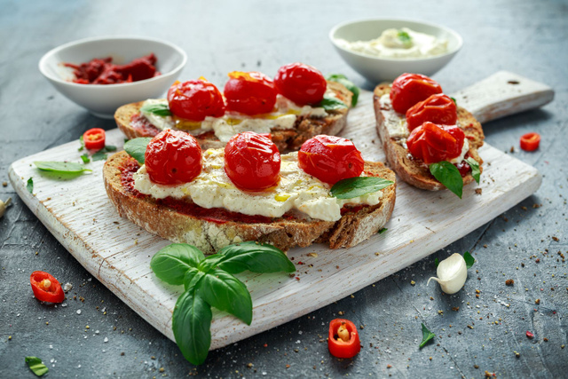 Ricotta toast aux tomates confites. Adobestock