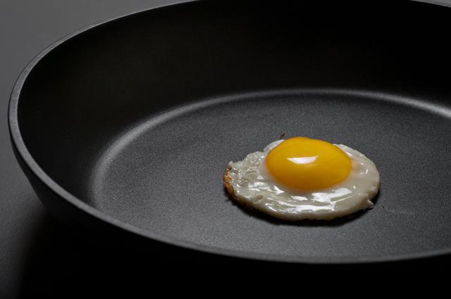 Scandale du Téflon : Quelle marque de poêle antiadhésive privilégier et comment l’entretenir ?