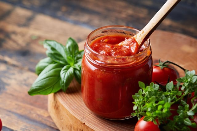 Cette cheffe dévoile l'ingrédient miracle qui remplace le sucre dans la sauce tomate pour corriger l’acidité