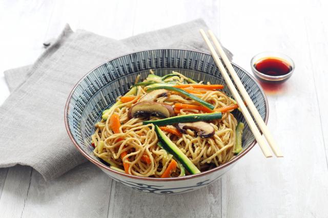 Wok de nouilles sautées aux légumes et champignons. Silvia Santucci