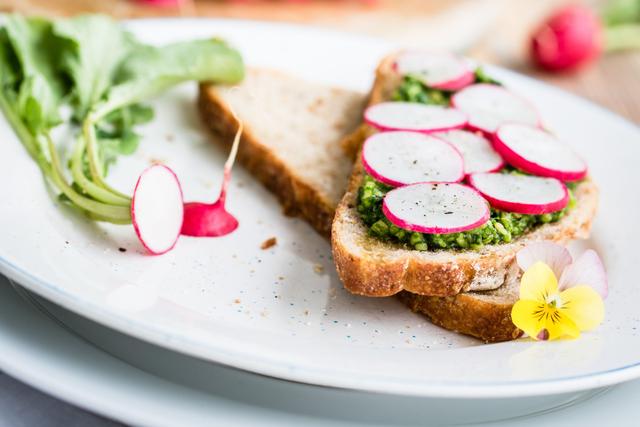 Ne jetez pas vos fanes de radis, cuisinez-les ! - Adobestock 