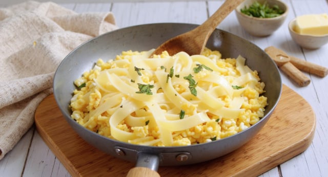 Pâtes aux œufs brouillés : la recette de la flemme parfaite pour le dimanche soir