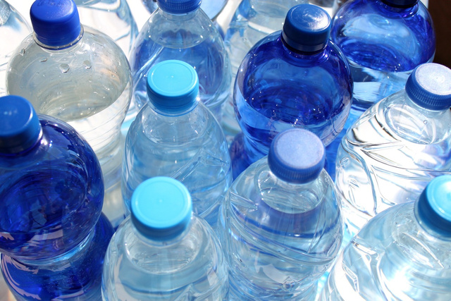 Rappel produit : 4 références de bouteilles d’eau minérale présentent un défaut et ne doivent pas être consommées