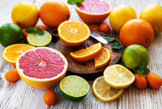 Citron, orange, clémentine, ne jetez plus vos peaux d’agrumes, c’est un trésor ! Nos astuces pour les réutiliser